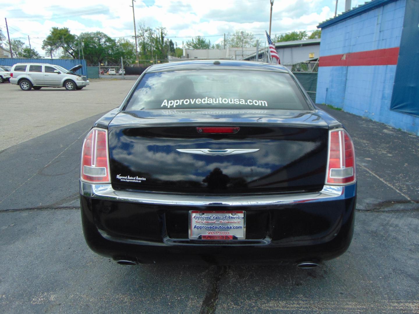 2013 Black Chrysler 300 (2C3CCAKT8DH) with an V8 HEMI 5.7 Liter engine, Auto, 5-Spd w/AutoStick transmission, located at 2105 Dixie Hwy, Louisville, KY, 40210, (502) 772-3333, 38.220932, -85.795441 - Photo#7